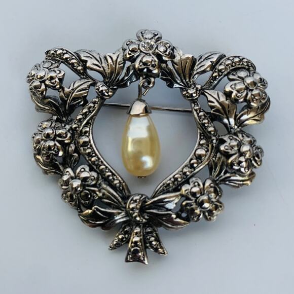 Vintage Jewelry - Vintage Pearl Brooch